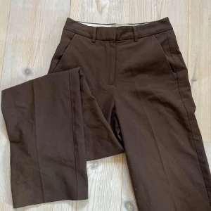 Bruna kostymbyxor med raka ben - Snygga bruna kostymbyxor med raka ben
