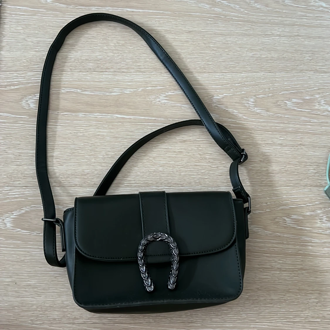 Mörkgrön  axelväska med metallspänne