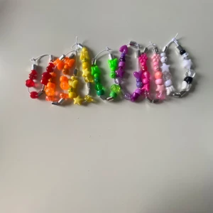 Färgglada pärlarmband  - Skriv hur många du vill ha eller om du vill ha en annan storlek eller annan design ❤️❤️alla för 50kr