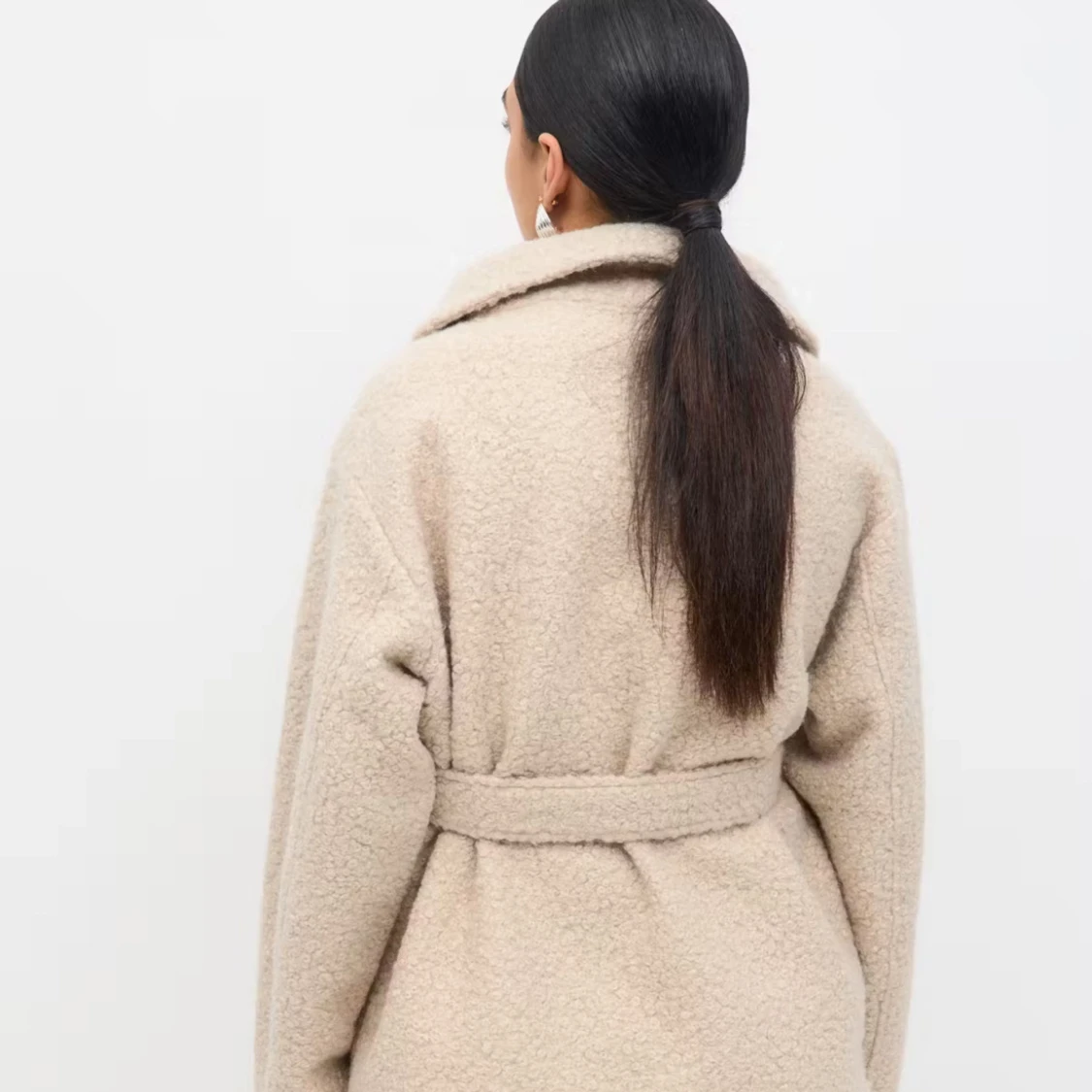 Beige teddyjacka med bälte från Gina Tricot