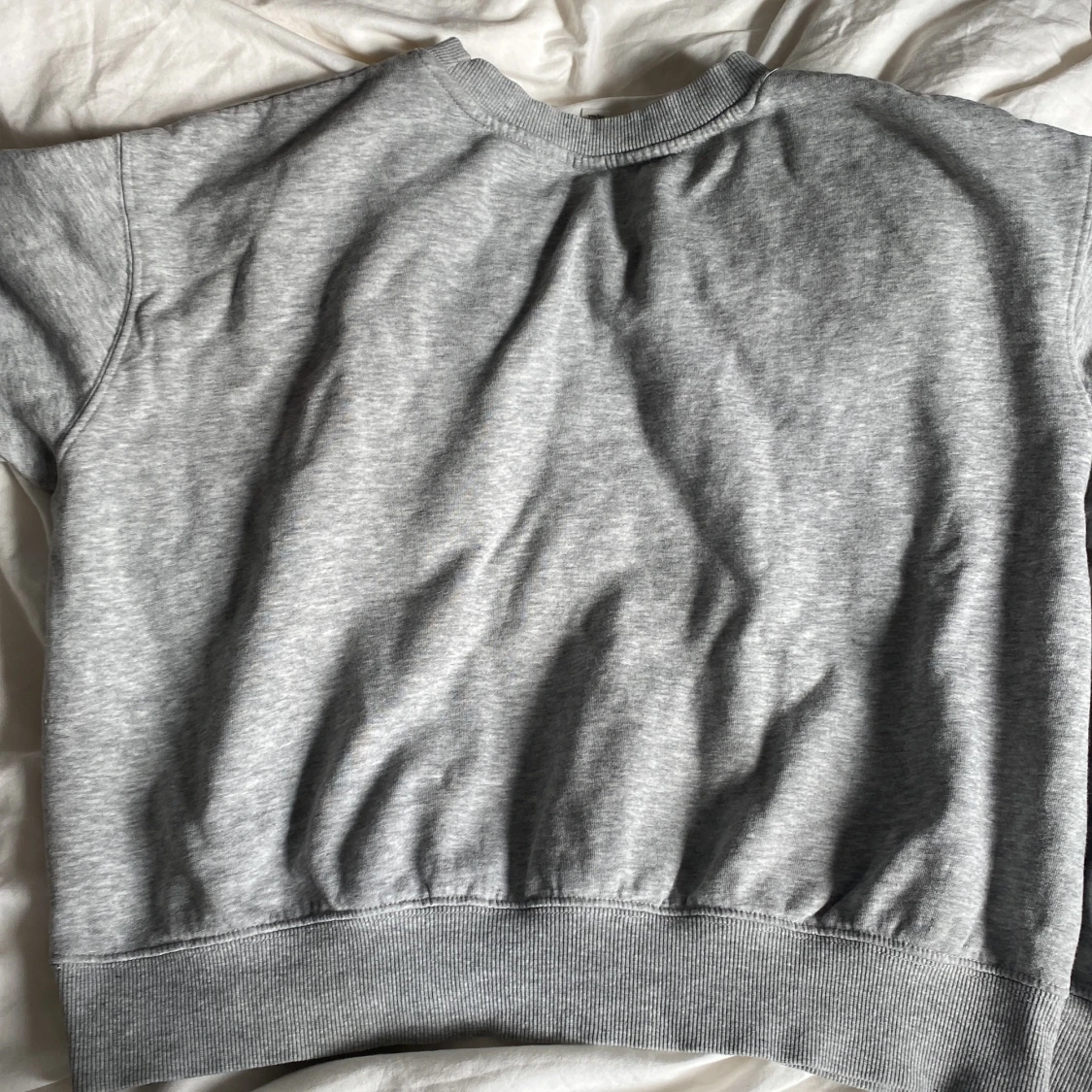 Grå sweatshirt från H&M i storlek M - 1