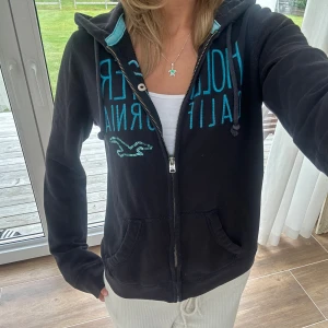 Hollister zip - En zip från Hollister i storlek S. Tröjan bedöms vara i väldigt fint skick. Jag skickar ditt köp inom 24h. Se liknande zip i min profil! F96 