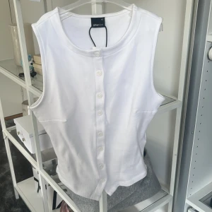 Linne/Top  - Från Gina Tricot. Helt oanvänd i strl xs. 