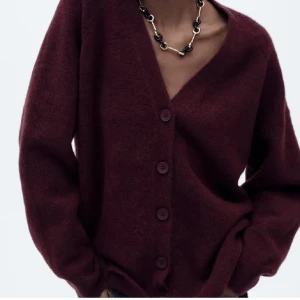 Slutsåld kofta från Zara - Jätte mysig vinröd kofta från Zara, bara använd ca 2 gånger👛