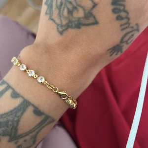 Silver armband  - Snyggt armband i guldton med små, runda glittriga stenar längs hela kedjan  ny pris 999 kr 