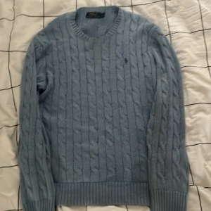 Polo ralph lauren stickad tröja - Säljer min stickade tröja då den inte passar mig längre. Den är använd men har inga tecken av användning. Kom pv för mer info