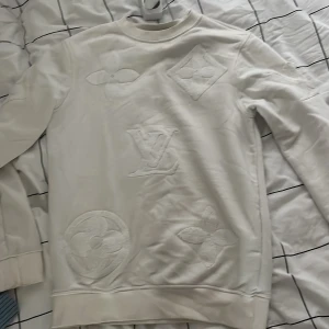 Louis Vuitton tröja - Säljer denna älskade tröjan då den blivit för stor för mig. Har användt den mycket och har verkligen varit en av mina favortit tröjor då den är så enkel att matcha med. Taggar följer med