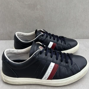 Moncler Skor - ett par riktigt fräsha moncler skor i marinblå || perfekt nu i höst || storlek 39 || skick 9/10 ( riktigt fint ) || vid köp medföljer box, certifikat kuvert || hör av er vid intresse!