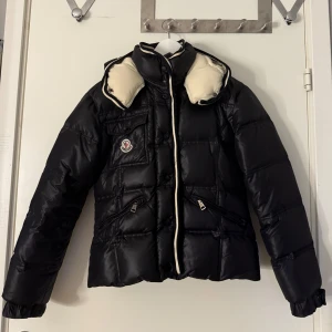 moncler jacka  - jättefin moncler jacka. storlek xs/s. använd ca 5 ggr 
