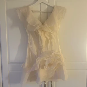 Kort klänning  - Superfin champagnefärgad kortklänning från Bella Barnett! Nypris 1000kr 💕