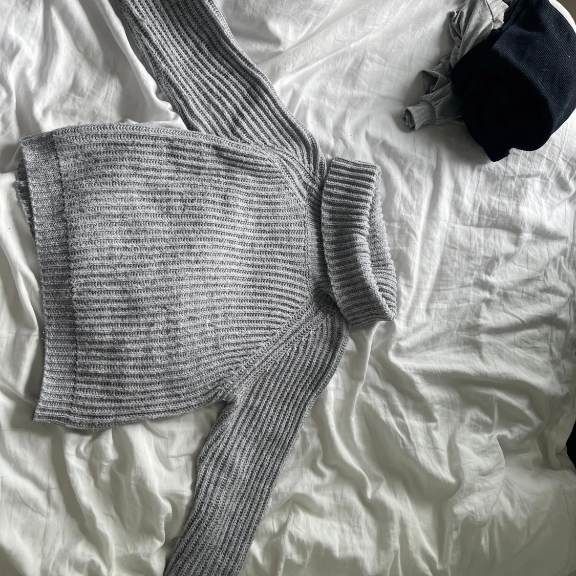 Grå stickad polotröja från Ü