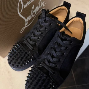 Louboutin skor  - jättefina skor från louboutin, använda 2 gånger. säljer för att dem e för stora för mig. 