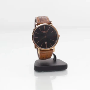 Kompass Stockholm klocka brun/svart - Stilren klocka från Kompass Stockholm med svart urtavla, roséguldfärgade detaljer och datumvisning. Armbandet är brunt och har ett mönster som påminner om krokodilskinn. Boetten är rund och i metall med roséguldfinish. Perfekt accessoar för en clean look.