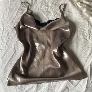 Zara metallic lace topp - Jättesnygg metallic topp från Zara. Passar perfekt nu till hösten. I bra skick utan defekter💕