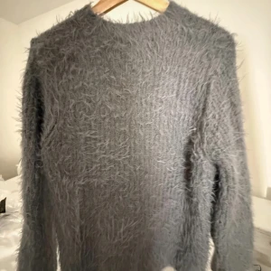 Grå fluffig stickad tröja - Stickad tröja från Wera, använd två gånger