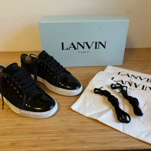 Lanvin skor - Säljer ett par sjuka snygga lanvin i storlek Uk 8 som motsvarar 43🙌Ser ut som nya!🙌 Man får med allt og. Skriv vid minsta fundering! 🗣️