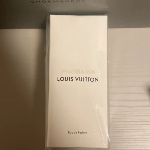 Louis Vuitton Imagination EdP 100ml - Lyxig parfym från Louis Vuitton, Imagination Eau de Parfum i 100ml flaska. Kommer i elegant vit kartong med minimalistisk design och tydlig logga. Tillverkad i Frankrike och exklusivt tillgänglig i utvalda Louis Vuitton-butiker.
