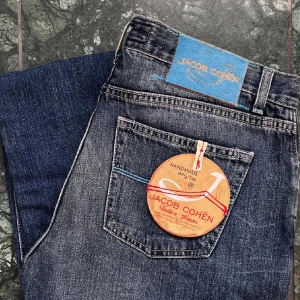 Jacob Cohën Helt Nya - Snygga blå jeans från Jacob Cohën i klassisk straight fit. Jeansen har fem fickor, dragkedja och coola detaljer som blå patch och kontrastsömmar. Tillverkade i mjukt denim med lätt tvättad look. Perfekta för dig som gillar stilrena och bekväma jeans. Titta till storleken innan ni köper size 31