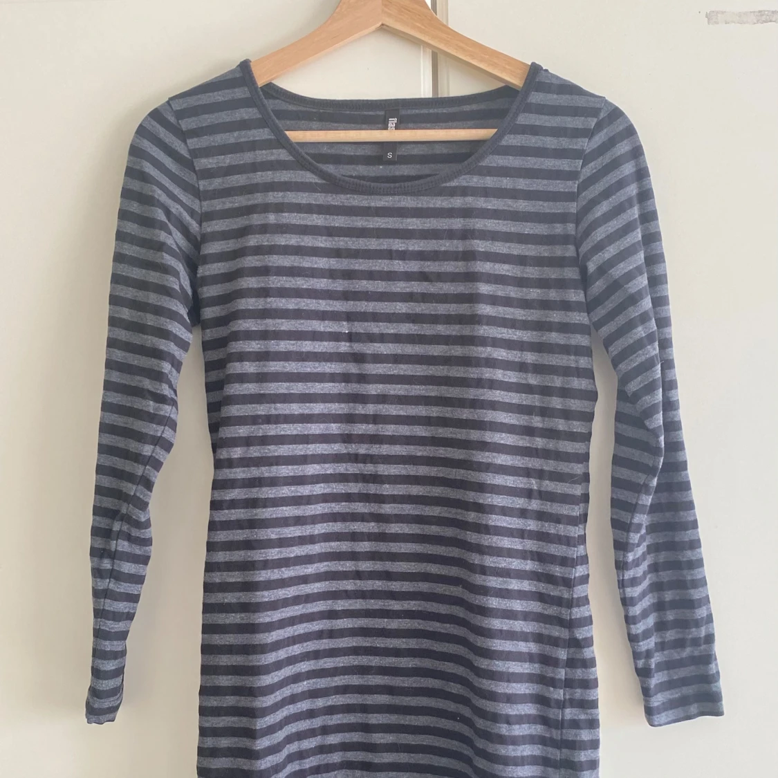 Randig mellanlång klänning i grått