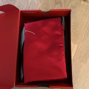 Kobe 5 eggplant - Säljer ett par kobe 5 som jag köpte i USA. Skorna är i helt okej kvalitet storlek 39. Jag säljer dem för att jag växte ur dem.