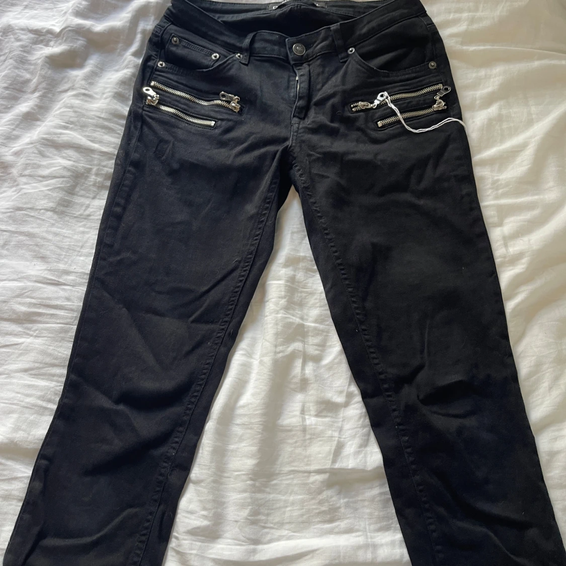 Svarta jeans med dragkedjor från Denim Rebel