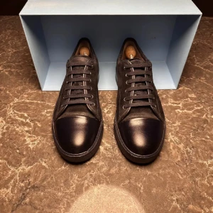Lanvin - Säljer ett par otroligt snygga skor från det exklusiva franska märket Lanvin. Skorna är byggda med otroligt bra kvalité så dom kommer vara länge i din garderob! Skorna är i ganska bra skick skulle säga 7,5/10 dom har en defekt i hälen och lite slitage under men annars generellt bra skick. Nypris ligger runt 5000kronor men vi säljer våra för endast 1499 och kan gå ner i pris vid snabb affär! Skorna är i storlek UK11 vilket motsvarar ungefär 45-46. Skriv gärna ifall det är några funderingar!
