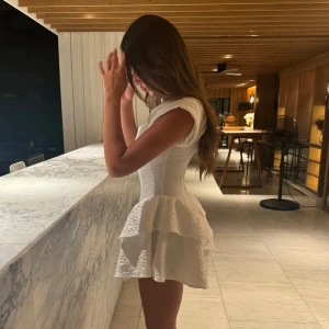 Vit kort volangklänning - xss