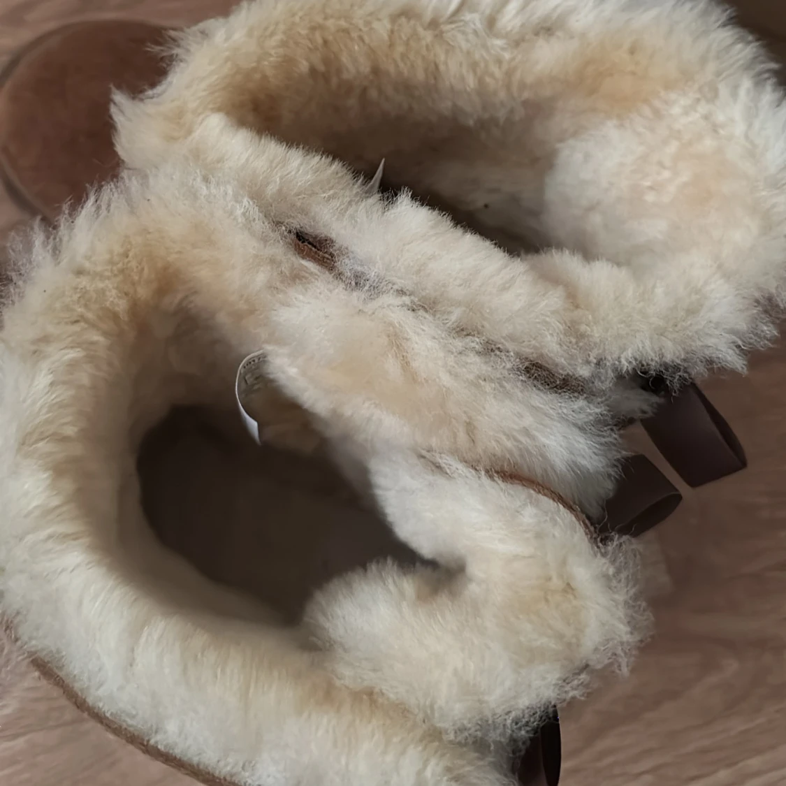 Bruna UGG boots med rosett och fårull - 1