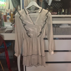 Zara klänning  - Jättefin prickig Zara klänning, kommer inte till användning 💞