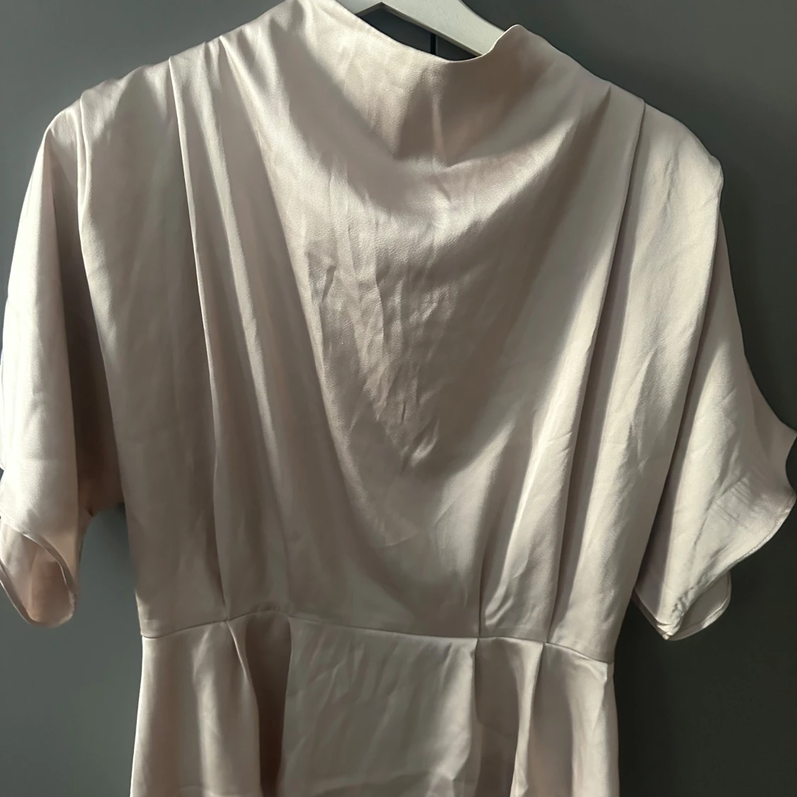 Champagnefärgad blusmed dragkedja