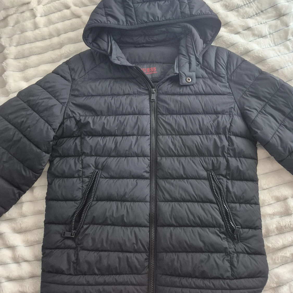 Svart pufferjacka från Guess