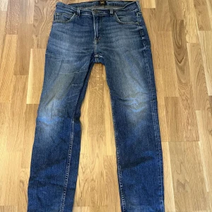 Lee jeans - Säljer ett par snygga Lee jeans med en snygg tvätt. Dom är i ett bra skick. Modellen är Rider som sitter slimfit och storleken är 33/32. Nypris på dessa är 1000kr men mitt pris 449kr men kan diskuteras! Skriv om du vill ha en hel bild på jeansen då bilden är blev inzoomad.
