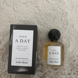 Poem A Day parfym & Other Stories - Har bara sprayat 3 sprut. Blev ett impulsköp som jag nu ångrar. 50ml helt ny.