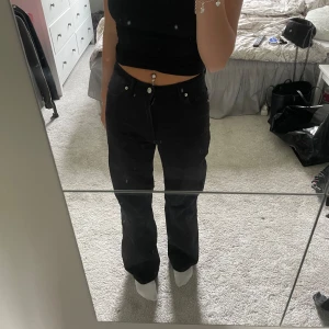 Svarta raka jeans - Säljer ett par svarta jeans med rak passform, bra skick