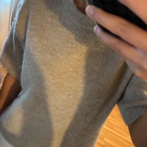 Beige stickad tröja Gina Tricot - Supermjuk beige stickad tröja från Gina Tricot i premiumkvalitet. Tröjan har korta ärmar, rund halsringning och ribbade kanter. Inga defekter!!