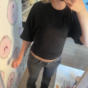 Topp med knytning och öppen rygg - Säljer denna supersöta topp då jag råkade beställa två💗 Endast prövad och kanske råkar använda den då jag har två men jag ser till att den inte har några defekter då den skickas💗 Skriv vid frågor och pris kan diskuteras!💗