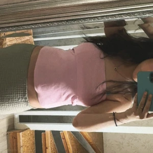 Rosa bandeau tubtopp från Zara - Säljer en ljusrosa bandeau tubtopp från Zara. Toppen är ribbad upptill och har en tight passform som sitter snyggt på kroppen. Materialet är mjukt och stretchigt, den är använd 1 gång max 