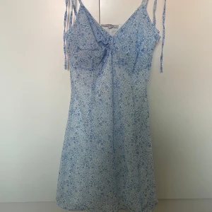 Ljusblå klänning - Ljusblå klänning från Chiquelle i strl XS. Aldrig använd då den är för liten