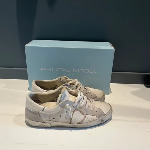 Philippe model skor - Säljer dessa Philippe models, riktigt snygga och bra skick köpta på Minto för cirka 3300. Box ingår skriv om ni har frågor. Storlek 40