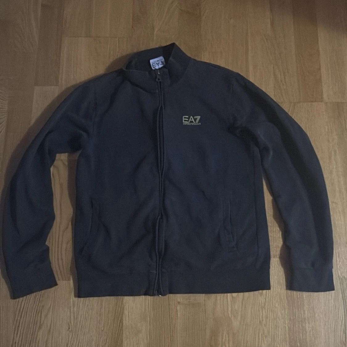 Svart zipjacka från EA7 Emporio Armani