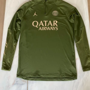 Grön PSG träningströja M - Snygg olivgrön långärmad träningströja från PSG