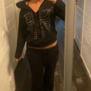 skelett kofta - Svart skelett kofta med dragkedja och huva☠️