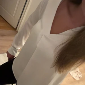 Vit v-ringad satinblus med långa ärmar - En satinblus från Vila. Den är i mycket bra skick bara använd 3 gånger, säljer pga att den inte kommer till användning💕
