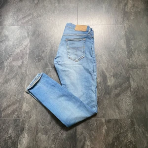 Tiger of Sweden Jeans - Hej! Säljer ett par snygga ljusblå jeans från Tiger of Sweden i slim fit. Jeansen är i storlek 31/32 och ett riktigt kap! Hör av dig vid frågor eller funderingar! /Époque