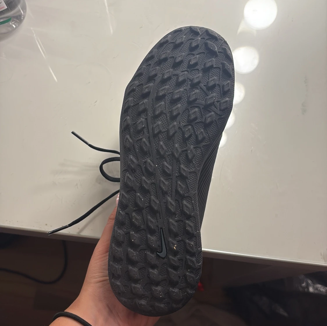 Svarta Nike fotbollsskor med snörning - 1