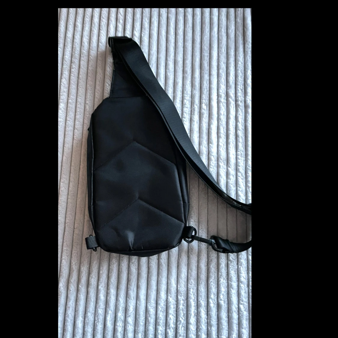 Svart axelväska från BLCKSOQ - 2