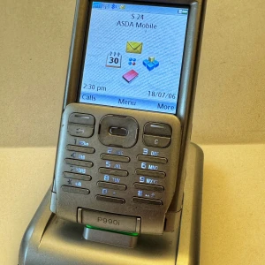 Olåst Sony Ericsson  - Olåst ,Sony Ericsson P990i, med både knappsats och QWERTY-tangentbord. Den har en pekskärm och stylus, vilket gör den till en ikonisk retropryl för teknikintresserade. Perfekt för dig som gillar nostalgi och vill utforska mobilhistoria.