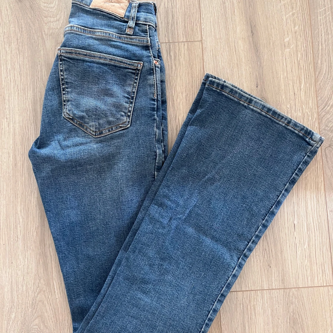Blå bootcut jeans från Gina Tricot strl 32 - 2