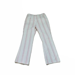 Randiga ljusa bootcut byxor - Ett par jättefina byxor köpta för ett par månader sedan här på Plick, men har tyvärr aldrig kommit till användning då de tyvärr är förstora för mig🌟Byxorna är i mycket fint skick!