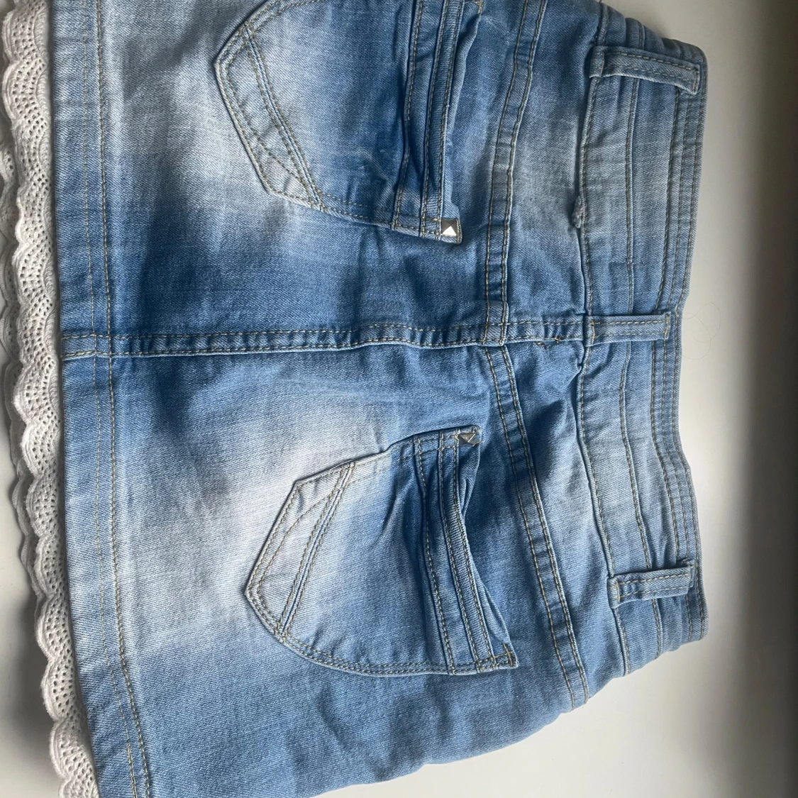 Ljusblå jeanskjol med spetskant - 2